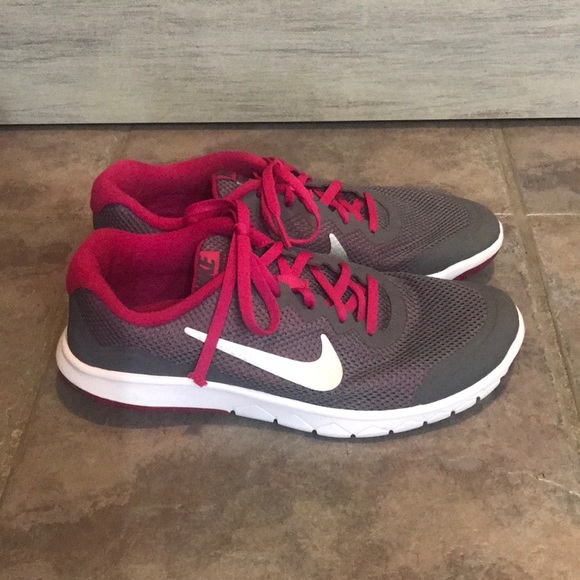 youth nike running shoes